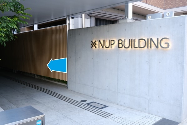 エントランスへ