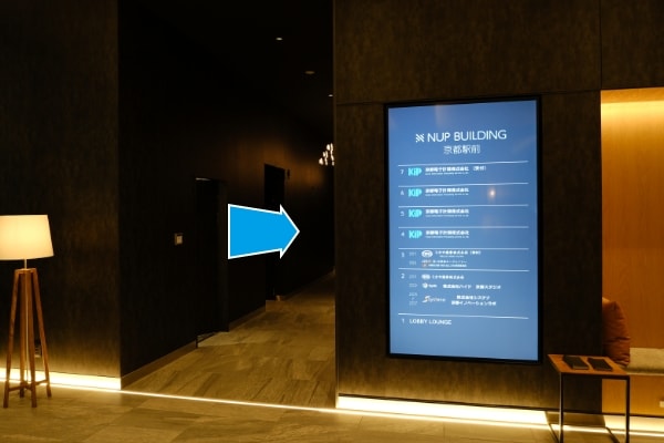 エレベーターホールへ